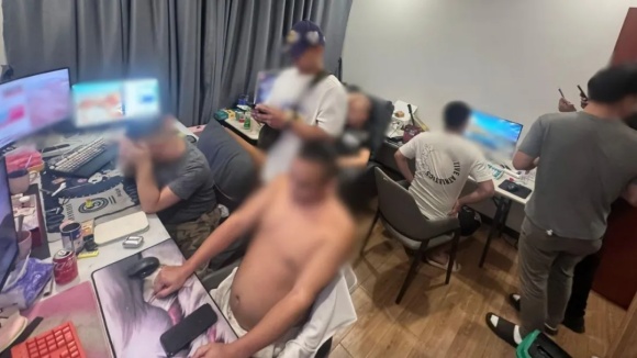 帕赛警方抓获 6 名中国诈骗犯