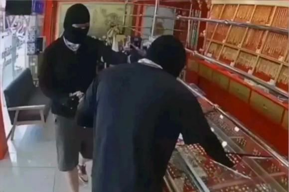 中国游客游资耗尽,持枪抢劫泰国金店
